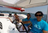 skipper und Mädchen behind Lenkrad von trimaran neel 45 yacht 3